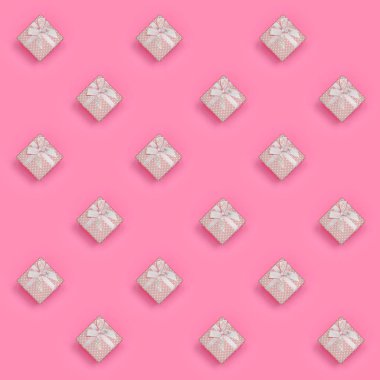 Pembe hediye kutuları bir sürü moda pastel pembe renkli kağıt doku arka plan üzerinde en az kavramında yatıyor. Soyut trendy desen.
