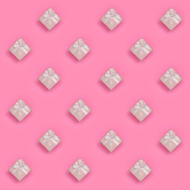 Pembe hediye kutuları bir sürü moda pastel pembe renkli kağıt doku arka plan üzerinde en az kavramında yatıyor. Soyut trendy desen.