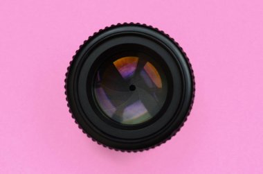 Kamera objektifi kapalı diyafram yalan üzerine en az kavramı içinde moda pastel pembe renkli kağıt doku arka plan ile.