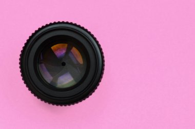 Kamera objektifi kapalı diyafram yalan üzerine en az kavramı içinde moda pastel pembe renkli kağıt doku arka plan ile.
