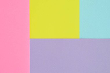 Doku arka planını moda pastel renkler. Pembe, mor, sarı ve mavi geometrik desen kağıtları. en az soyut.