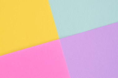 Doku arka planını moda pastel renkler. Pembe, mor, sarı ve mavi geometrik desen kağıtları. en az soyut.