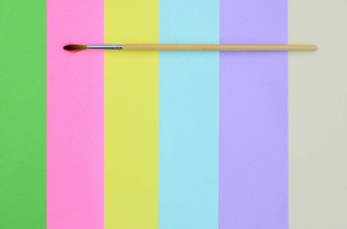 Yeni bir boya fırçası moda pastel pembe, mavi, yeşil, sarı, mor ve bej kağıt en az renkleri konsept doku arka plan üzerinde yalan. Soyut trendy desen.