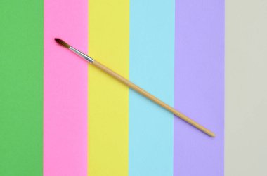 Yeni bir boya fırçası moda pastel pembe, mavi, yeşil, sarı, mor ve bej kağıt en az renkleri konsept doku arka plan üzerinde yalan. Soyut trendy desen.
