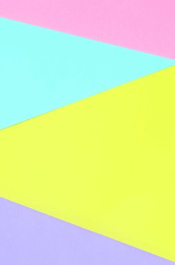 Doku arka planını moda pastel renkler. Pembe, mor, sarı ve mavi geometrik desen kağıtları. en az soyut.