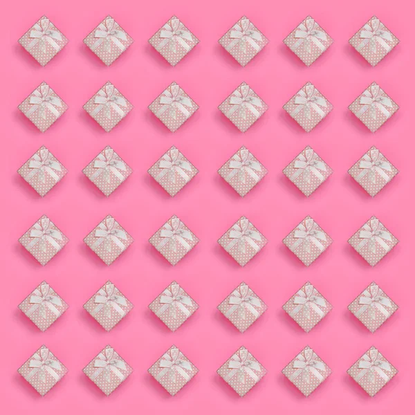 Pembe hediye kutuları bir sürü moda pastel pembe renkli kağıt doku arka plan üzerinde en az kavramında yatıyor. Soyut trendy desen.