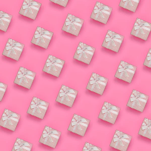 Pembe hediye kutuları bir sürü moda pastel pembe renkli kağıt doku arka plan üzerinde en az kavramında yatıyor. Soyut trendy desen.