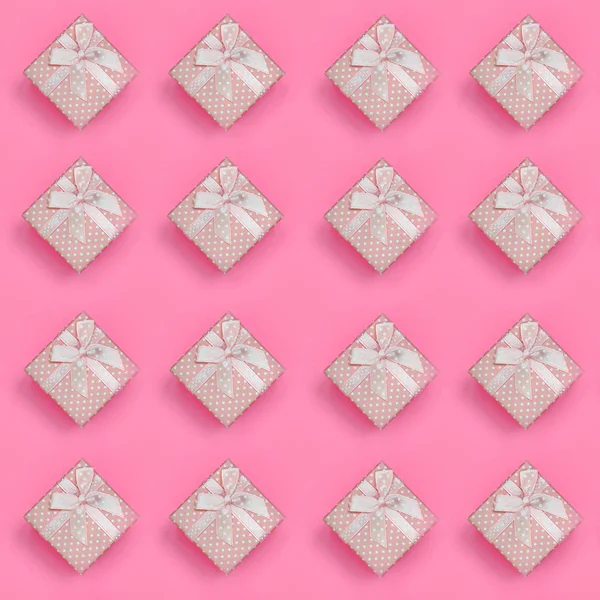 Pembe hediye kutuları bir sürü moda pastel pembe renkli kağıt doku arka plan üzerinde en az kavramında yatıyor. Soyut trendy desen.