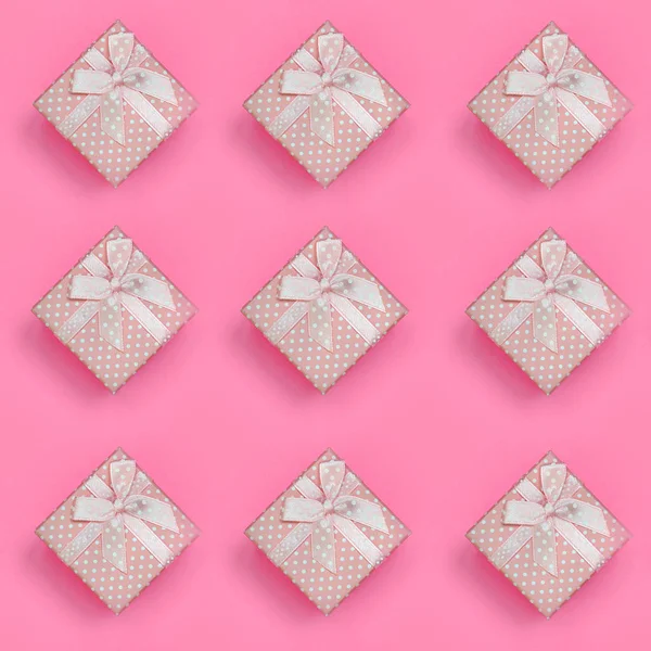 Pembe hediye kutuları bir sürü moda pastel pembe renkli kağıt doku arka plan üzerinde en az kavramında yatıyor. Soyut trendy desen.