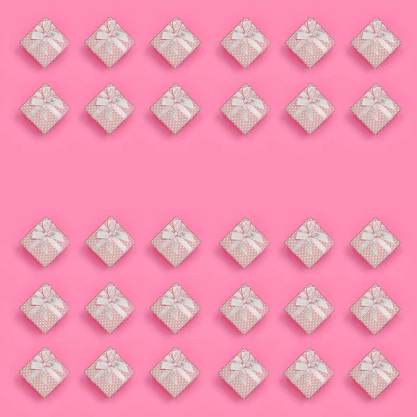 Pembe hediye kutuları bir sürü moda pastel pembe renkli kağıt doku arka plan üzerinde en az kavramında yatıyor. Soyut trendy desen.