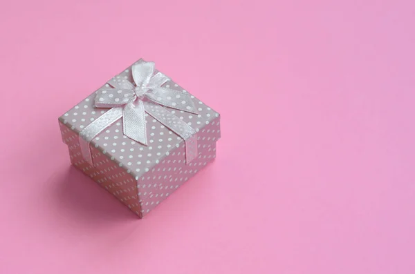 Маленькая Розовая Коробка Подарка Лежат Фоне Текстуры Моды Пастельно Розовый — стоковое фото