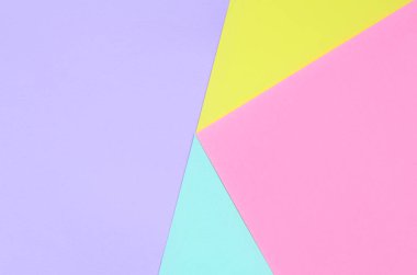 Doku arka planını moda pastel renkler. Pembe, mor, sarı ve mavi geometrik desen kağıtları. en az soyut.
