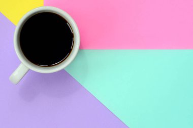 Moda pastel mavi küçük beyaz kahve fincan doku arka plan üzerinde sarı, mor ve pembe renkler en az kavramında kağıt..