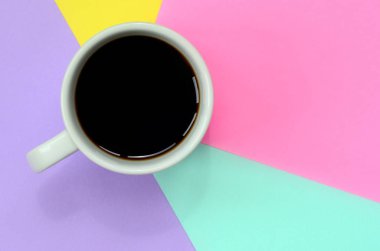 Moda pastel mavi küçük beyaz kahve fincan doku arka plan üzerinde sarı, mor ve pembe renkler en az kavramında kağıt..