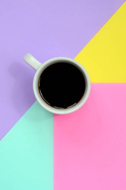 Moda pastel mavi küçük beyaz kahve fincan doku arka plan üzerinde sarı, mor ve pembe renkler en az kavramında kağıt..