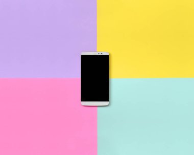 Modern smartphone ile moda pastel mavi doku arka plan üzerinde siyah perde, sarı, mor ve pembe renkler en az kavramında kağıt..