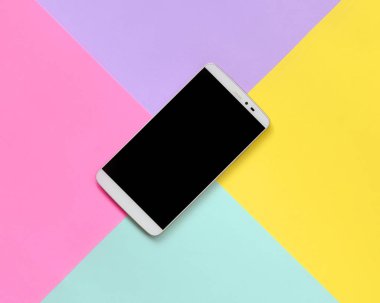 Modern smartphone ile moda pastel mavi doku arka plan üzerinde siyah perde, sarı, mor ve pembe renkler en az kavramında kağıt..