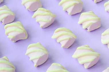 Mor Kağıt arka plan üzerinde renkli hatmi ortaya koydu. yaratıcı dokulu model. Perspektif makro çekim.