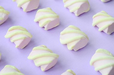 Mor Kağıt arka plan üzerinde renkli hatmi ortaya koydu. yaratıcı dokulu model. Perspektif makro çekim.