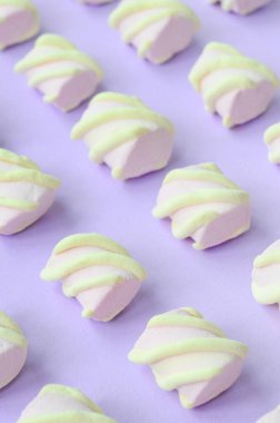 Mor Kağıt arka plan üzerinde renkli hatmi ortaya koydu. yaratıcı dokulu model. Perspektif makro çekim.