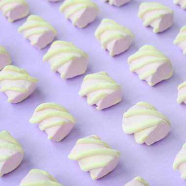 Mor Kağıt arka plan üzerinde renkli hatmi ortaya koydu. yaratıcı dokulu model. Perspektif makro çekim.