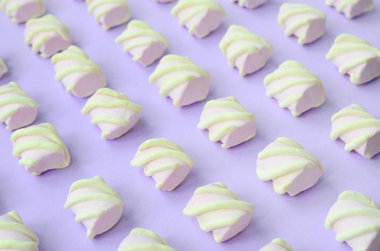 Mor Kağıt arka plan üzerinde renkli hatmi ortaya koydu. yaratıcı dokulu model. Perspektif makro çekim.