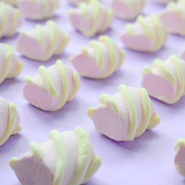 Mor Kağıt arka plan üzerinde renkli hatmi ortaya koydu. yaratıcı dokulu model. Perspektif makro çekim.