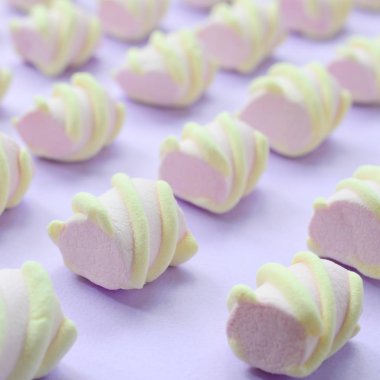 Mor Kağıt arka plan üzerinde renkli hatmi ortaya koydu. yaratıcı dokulu model. Perspektif makro çekim.