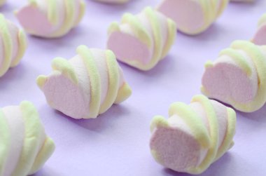 Mor Kağıt arka plan üzerinde renkli hatmi ortaya koydu. yaratıcı dokulu model. Perspektif makro çekim.