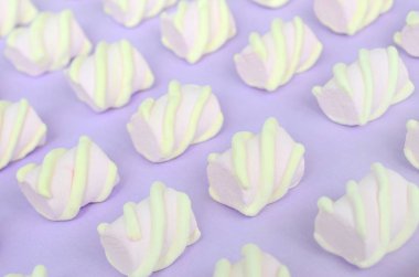 Mor Kağıt arka plan üzerinde renkli hatmi ortaya koydu. yaratıcı dokulu model. Perspektif makro çekim.