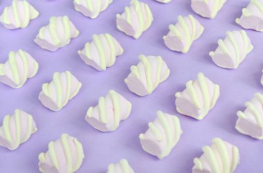 Mor Kağıt arka plan üzerinde renkli hatmi ortaya koydu. yaratıcı dokulu model. Perspektif makro çekim.