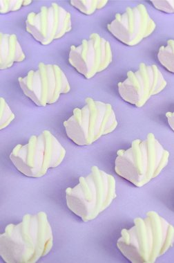 Mor Kağıt arka plan üzerinde renkli hatmi ortaya koydu. yaratıcı dokulu model. Perspektif makro çekim.