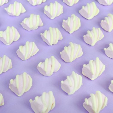 Mor Kağıt arka plan üzerinde renkli hatmi ortaya koydu. yaratıcı dokulu model. Perspektif makro çekim.