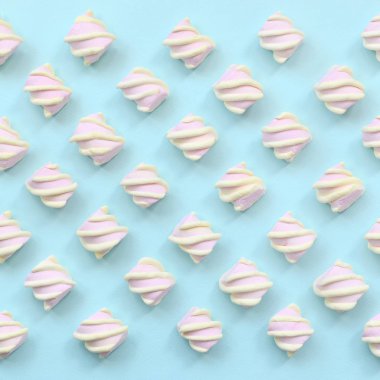 Mavi Kağıt arka plan üzerinde renkli hatmi ortaya koydu. yaratıcı dokulu model. en az.