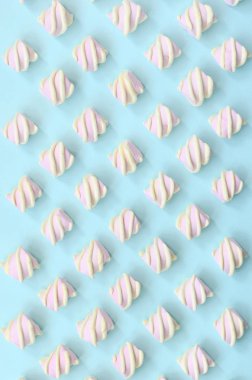 Mavi Kağıt arka plan üzerinde renkli hatmi ortaya koydu. yaratıcı dokulu model. en az.