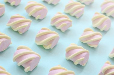 Mavi Kağıt arka plan üzerinde renkli hatmi ortaya koydu. yaratıcı dokulu model. Perspektif makro çekim.