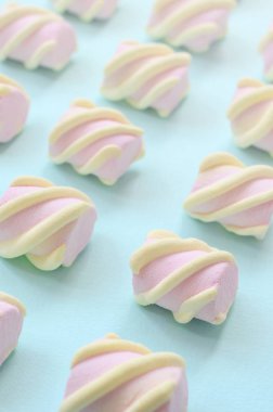 Mavi Kağıt arka plan üzerinde renkli hatmi ortaya koydu. yaratıcı dokulu model. Perspektif makro çekim.