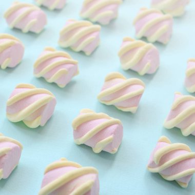 Mavi Kağıt arka plan üzerinde renkli hatmi ortaya koydu. yaratıcı dokulu model. Perspektif makro çekim.