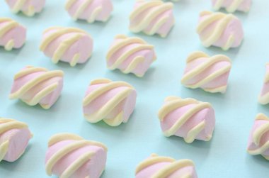 Mavi Kağıt arka plan üzerinde renkli hatmi ortaya koydu. yaratıcı dokulu model. Perspektif makro çekim.