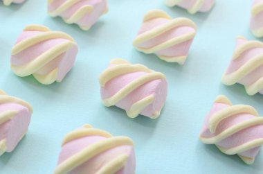 Mavi Kağıt arka plan üzerinde renkli hatmi ortaya koydu. yaratıcı dokulu model. Perspektif makro çekim.