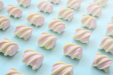 Mavi Kağıt arka plan üzerinde renkli hatmi ortaya koydu. yaratıcı dokulu model. Perspektif makro çekim.