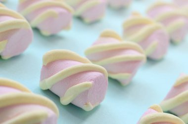 Mavi Kağıt arka plan üzerinde renkli hatmi ortaya koydu. yaratıcı dokulu model. Perspektif makro çekim.