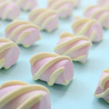 Mavi Kağıt arka plan üzerinde renkli hatmi ortaya koydu. yaratıcı dokulu model. Perspektif makro çekim.