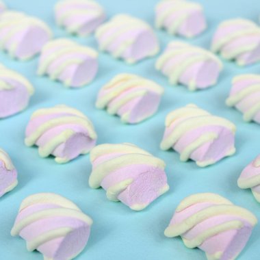 Mavi Kağıt arka plan üzerinde renkli hatmi ortaya koydu. yaratıcı dokulu model. Perspektif makro çekim.