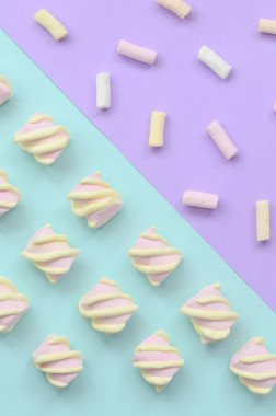 Mor ve mavi Kağıt arka plan üzerinde renkli hatmi ortaya koydu. yaratıcı dokulu model. en az.