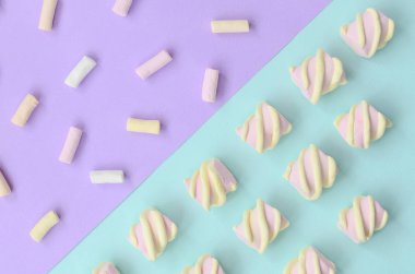 Mor ve mavi Kağıt arka plan üzerinde renkli hatmi ortaya koydu. yaratıcı dokulu model. en az.