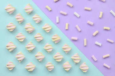 Mor ve mavi Kağıt arka plan üzerinde renkli hatmi ortaya koydu. yaratıcı dokulu model. en az.