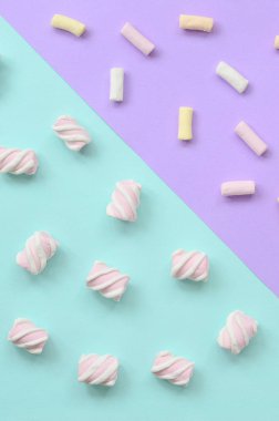 Mor ve mavi Kağıt arka plan üzerinde renkli hatmi ortaya koydu. yaratıcı dokulu model. en az.