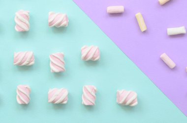 Mor ve mavi Kağıt arka plan üzerinde renkli hatmi ortaya koydu. yaratıcı dokulu model. en az.