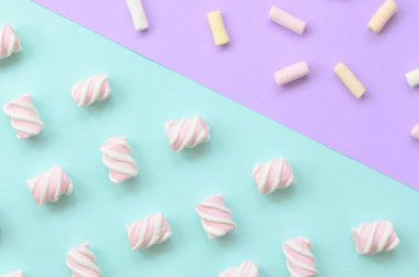 Mor ve mavi Kağıt arka plan üzerinde renkli hatmi ortaya koydu. yaratıcı dokulu model. en az.